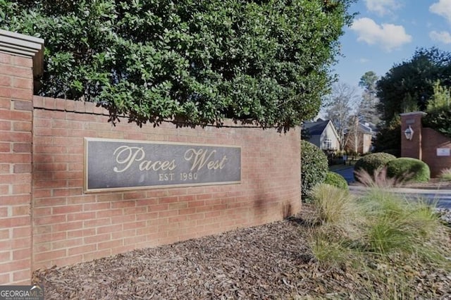 view of community / neighborhood sign