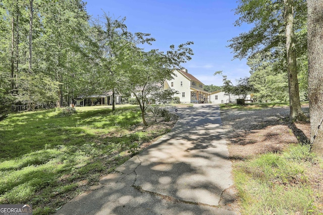 exterior space featuring a front yard