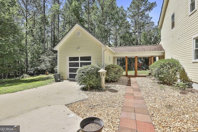 view of front of house featuring a front yard and a garage