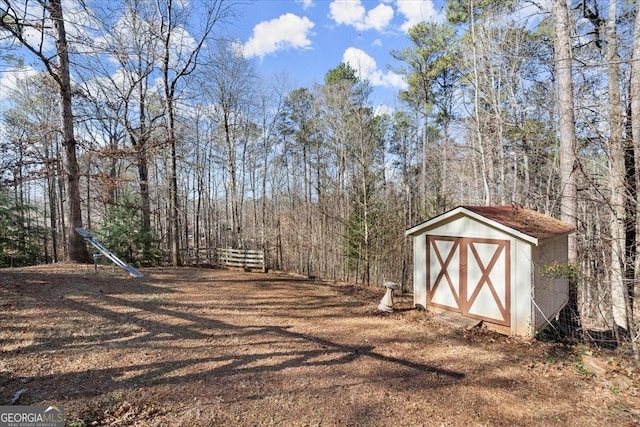 view of yard featuring a shed