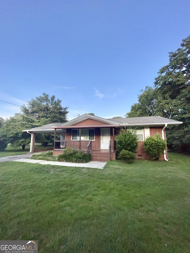 view of front of house with covered porch and a front lawn