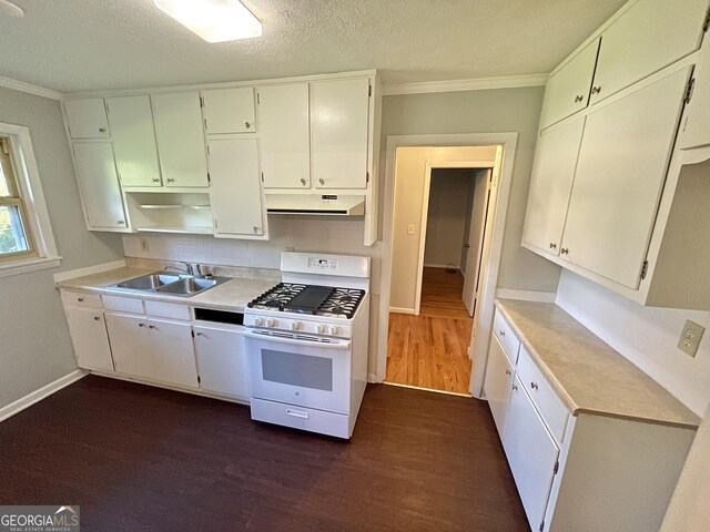 kitchen featuring sink, a textured ceiling, white cabinetry, white gas range oven, and dark hardwood / wood-style floors