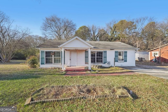 ranch-style home featuring a front yard