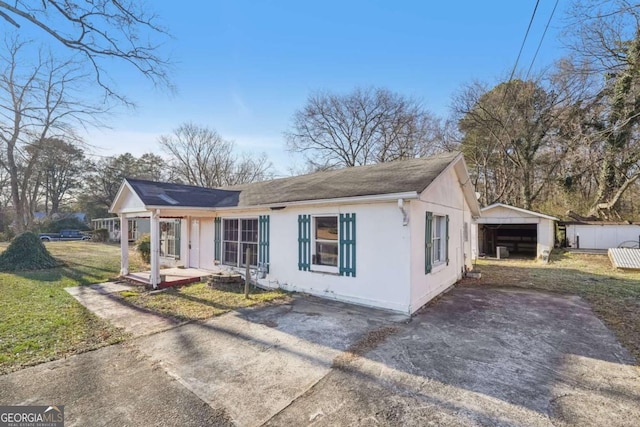 view of front of house with a front lawn and an outdoor structure