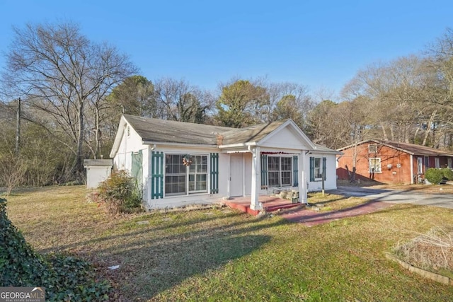 view of front of house featuring a front lawn