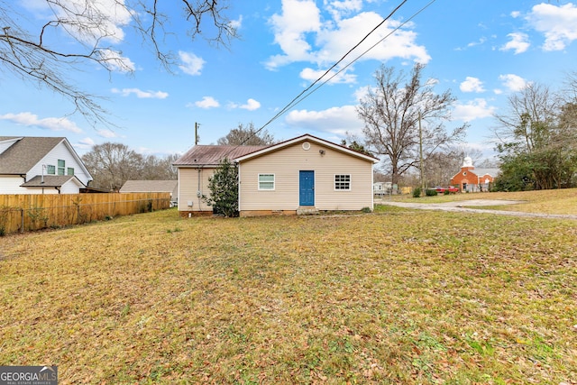 view of side of property featuring a lawn