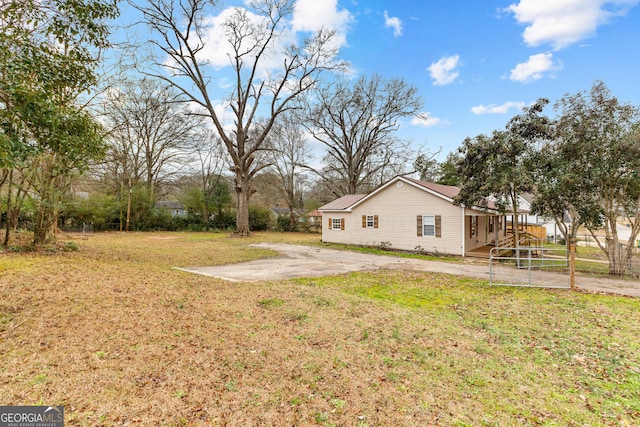 view of yard featuring a patio