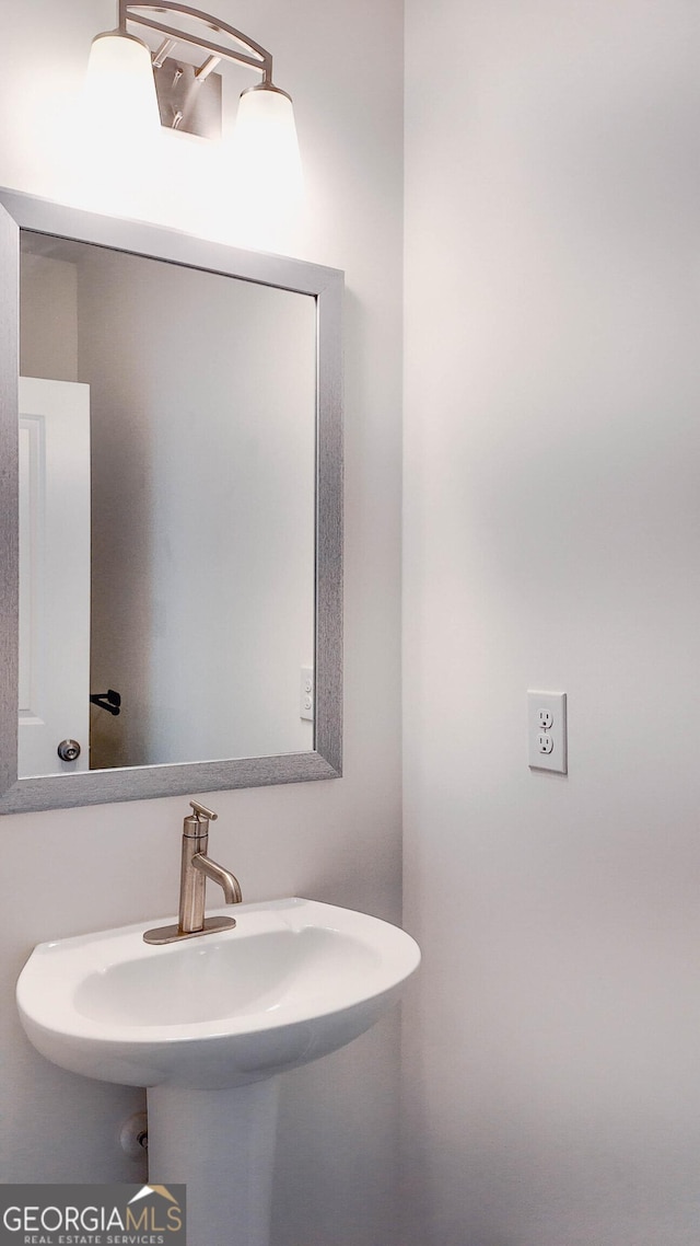 bathroom featuring sink