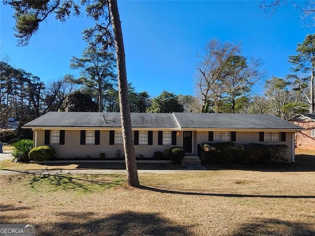 single story home with a front lawn