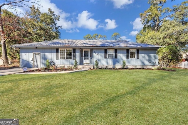 ranch-style home featuring a front lawn