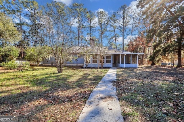 view of front of home featuring a front yard