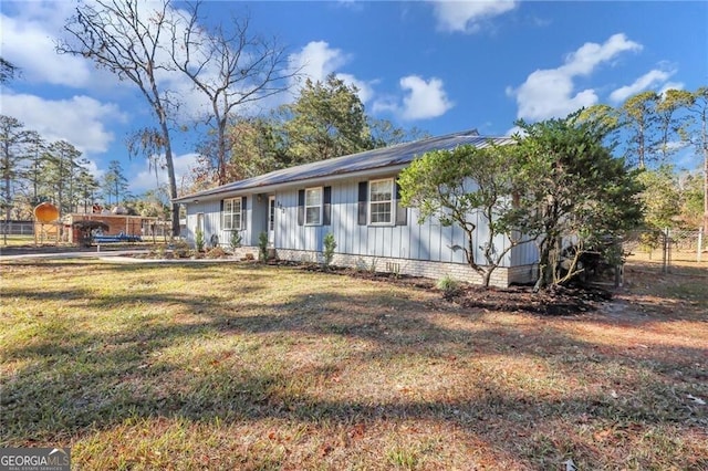 single story home with a front yard