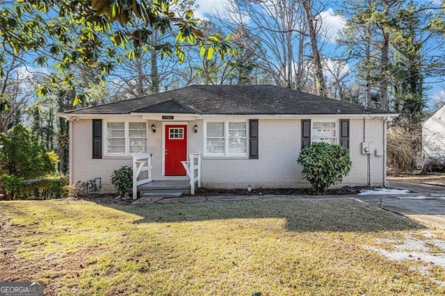 view of front of property featuring a front yard