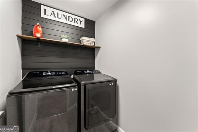 full bathroom featuring toilet, vanity, and shower / bath combo