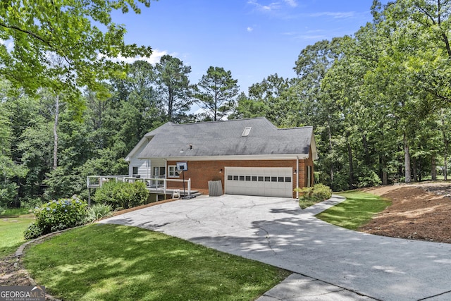 view of front of home featuring a front yard