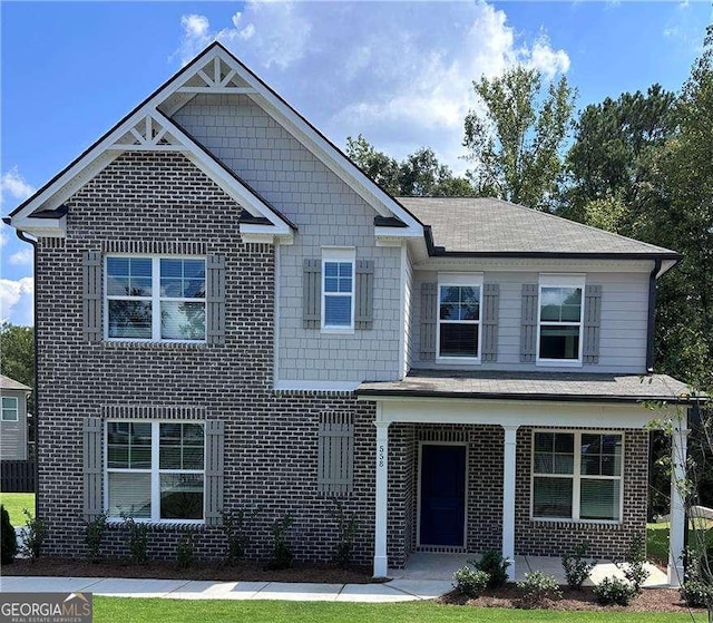 view of front of property featuring a front lawn