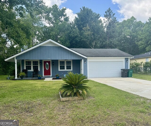 doorway to property with ceiling fan and covered porch