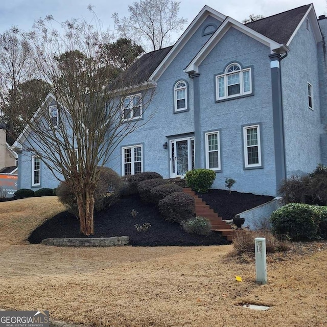 view of front of property featuring a front yard