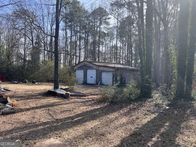 view of yard featuring a garage and an outdoor structure