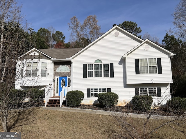 split foyer home featuring a front lawn