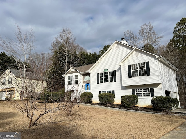 view of front of home featuring a front lawn