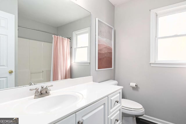 bathroom featuring a shower with curtain, vanity, and toilet