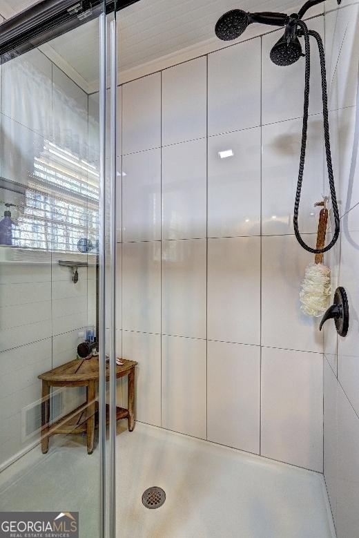 bathroom featuring a tile shower