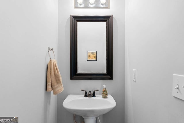 bathroom featuring sink