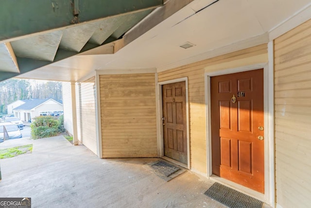 doorway to property with covered porch