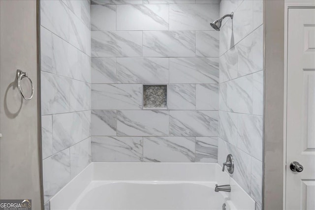 bathroom with tiled shower / bath combo