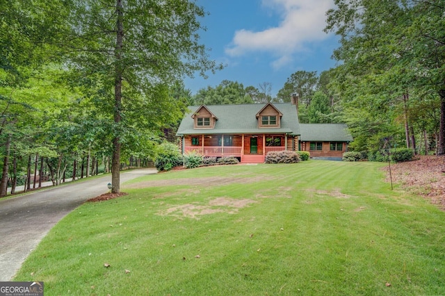 view of front facade featuring a porch and a front lawn