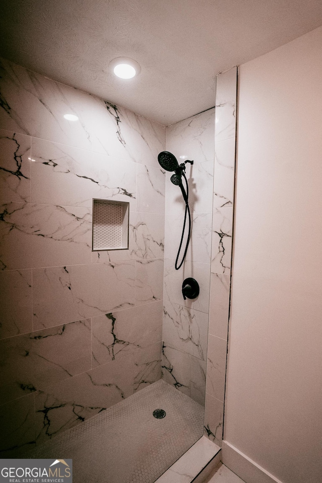 bathroom featuring tiled shower