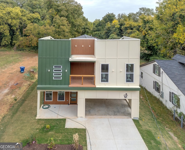 view of front of house featuring a front lawn