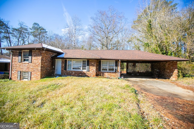 view of front of house featuring a carport and a front lawn