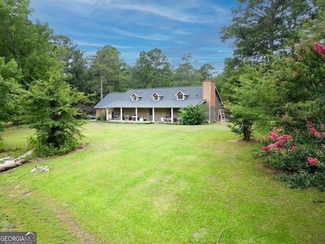 view of front of house featuring a front lawn