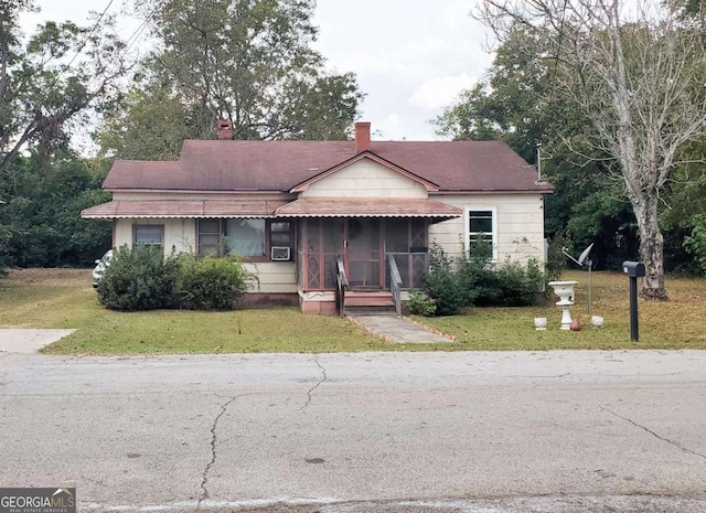 view of front facade with a front lawn