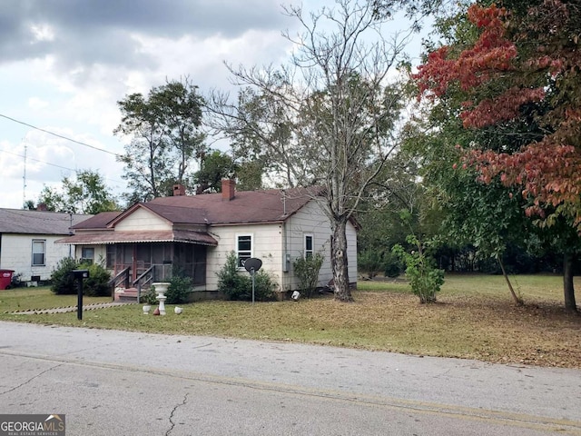 single story home with a front lawn