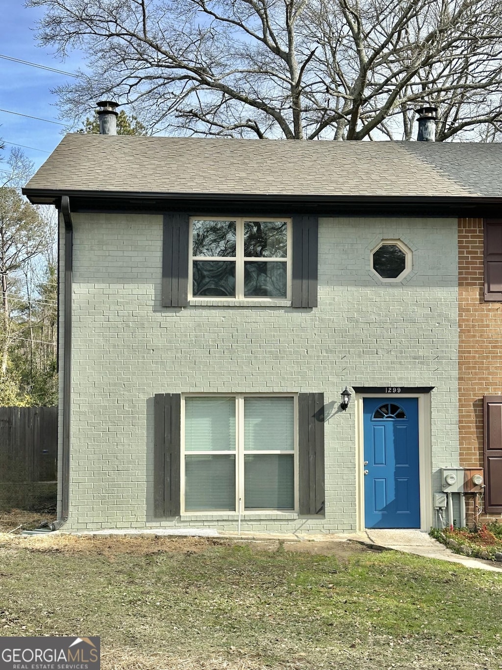 view of front of house with a front lawn