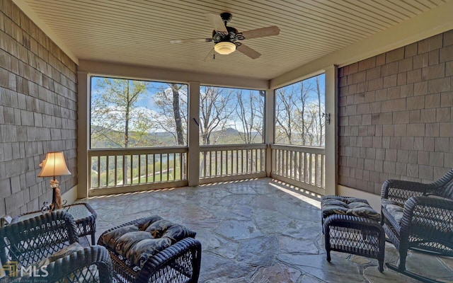 sunroom with ceiling fan