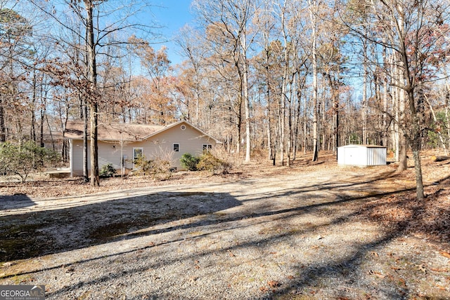 view of yard featuring a storage unit