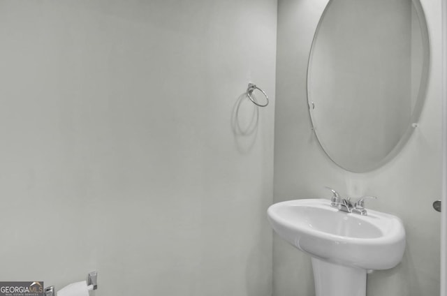 bathroom featuring sink