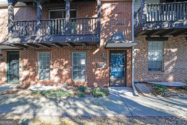 entrance to property featuring a balcony