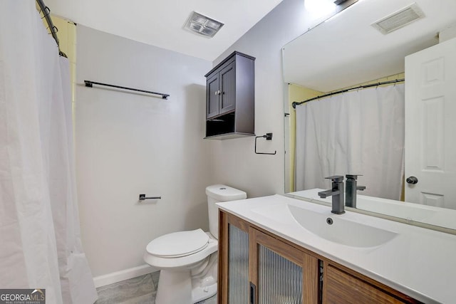 bathroom with a shower with shower curtain, vanity, and toilet