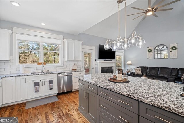 kitchen featuring sink, a center island, appliances with stainless steel finishes, and a breakfast bar area