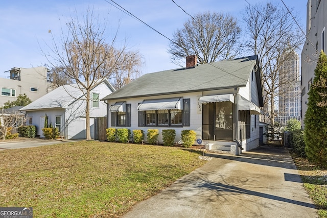 view of front facade with a front yard