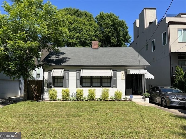 view of front of property with a front yard