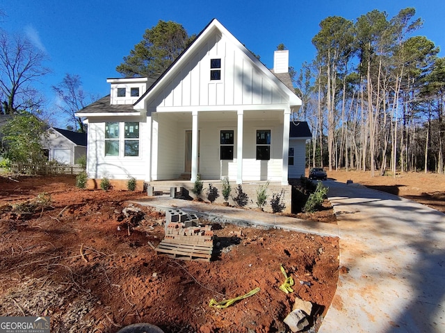 modern farmhouse featuring covered porch