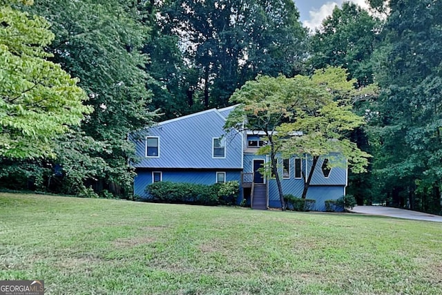 view of front of house featuring a front yard