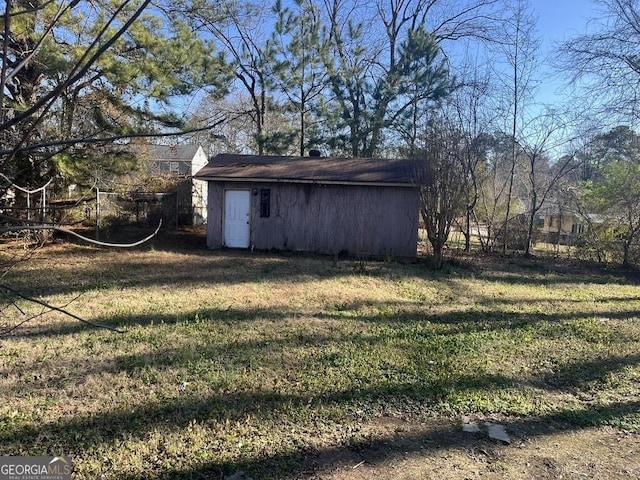 view of yard with an outdoor structure