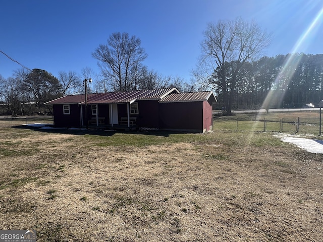 back of house featuring a lawn